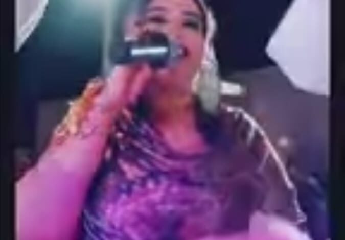شاهد بالصورة والفيديو.. فنانة سودانية شهيرة تضحك بسعادة أثناء وضع "النقطة" على رأسها وساخرون: (فعلا القروش اسمها الضحاكات وبتخلي الزول يضحك للضرس الأخير) 1 توتة عذاب