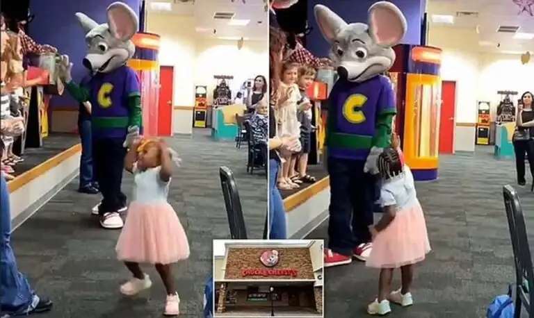 شاهد شخص يرتدي ملابس دمية يصافح الأطفال.. وتصرف غريب بعد مشاهدته لطفلة سمراء في أمريكا 1 دمية