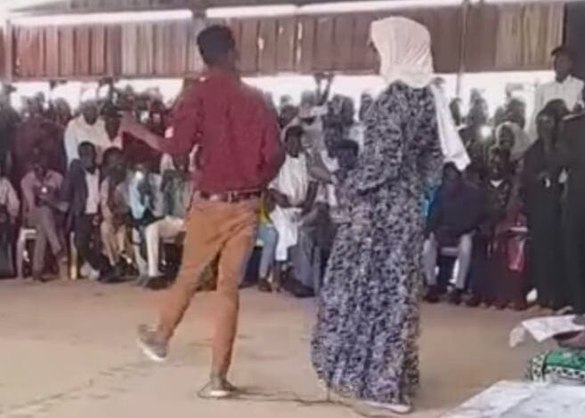 شاهد بالصورة والفيديو.. طالب وطالبة يقدمون فواصل من الرقص الفاضح داخل حرم إحدى الجامعات السودانية وبتشجيع من زملائهم 1 رقيص في الجامعة