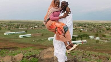 سوداني يحمل زوجته