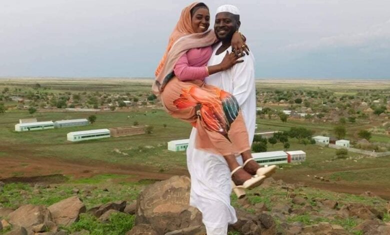 شاهد بالصورة.. الرومانسية السودانية تتواصل.. عريس سوداني يحمل عروسته بين يديه ويقف بها فوق جبل عالي في جو حريفي بديع ومتابعات (أن شاء الله راجلي يكون زيك) 1 سوداني يحمل زوجته