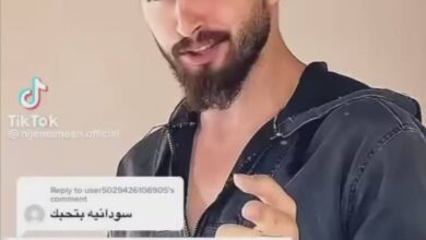 فلسطيني يغني