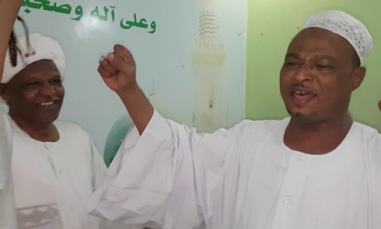 شاهد بالفيديو.. خلال جلسة مديح.. شيخ سوداني يطلق "الزغاريد" ويبكي بــ(النويح) ويثير ضجة اسفيرية غير مسبوقة 1 محمود الضعيف