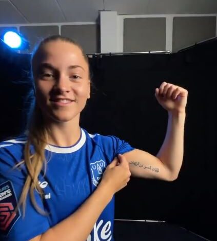 شاهد بالصور.. لاعبة كرة قدم انجليزية تضع وشم على ذراعها مكتوب عليه مثل سوداني شهير (الجايات أحسن من الرايحات) 1 وشم