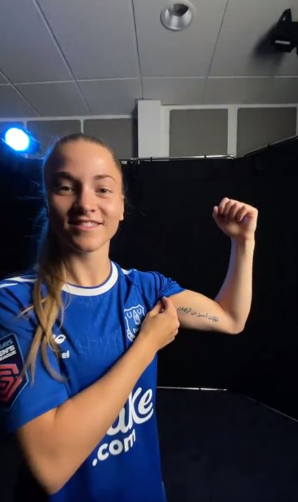 شاهد بالصور.. لاعبة كرة قدم انجليزية تضع وشم على ذراعها مكتوب عليه مثل سوداني شهير (الجايات أحسن من الرايحات) 3 وشم