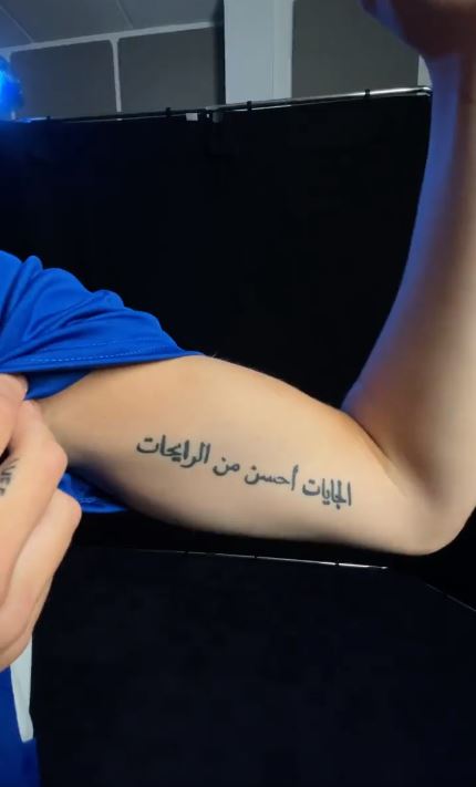 شاهد بالصور.. لاعبة كرة قدم انجليزية تضع وشم على ذراعها مكتوب عليه مثل سوداني شهير (الجايات أحسن من الرايحات) 2 وشم2