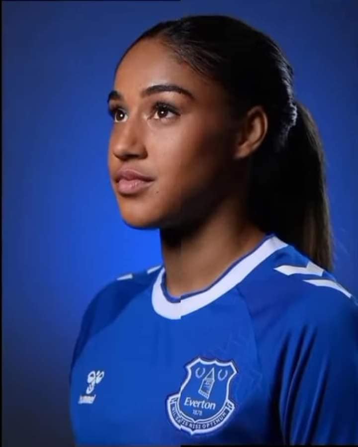شاهد بالصور والفيديو.. لاعبة كرة قدم سودانية تحترف بالدوري الانجليزي في صفوف نادي ايفرتون..تحظى باهتمام وكالات الأنباء العالمية وتحقق انجاز فريد من نوعه 13 اللاعبة سوزان