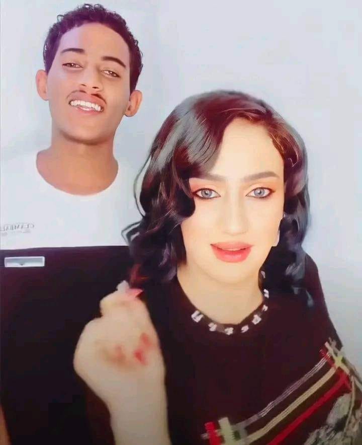 شاهد بالصورة والفيديو.. المودل آية أفرو تعود لإثارة الجدل بوصلة رقص مثيرة مع شقيقها وجمهور مواقع التواصل: (لو دا أخوها تاني ما تلموها) 10 اية افرو وشقيقها