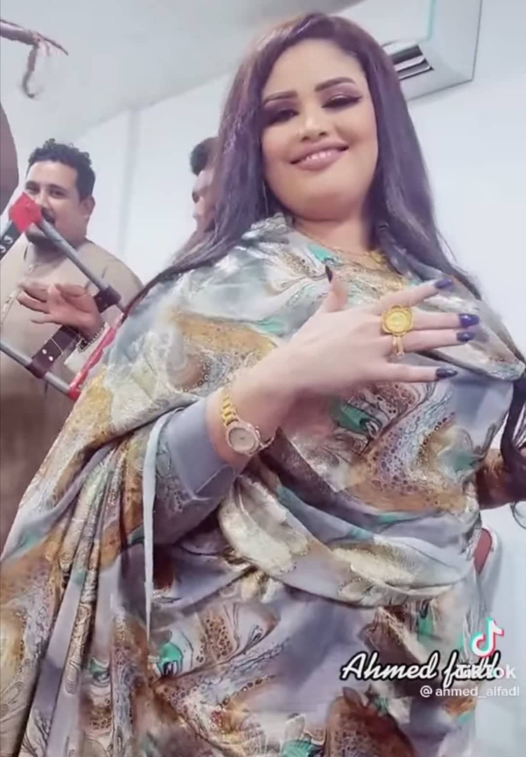 شاهد بالفيديو.. بأزياء ضيقة ومثيرة للجدل.. الفنانة توتة عذاب تدعم الجيش السوداني وهي راكبة على سطح سيارتها في الشارع العام: (ما وروك زمان يوم جيت وقالوا ليك الجيش عكليت) 10 توتة عذاب جديد