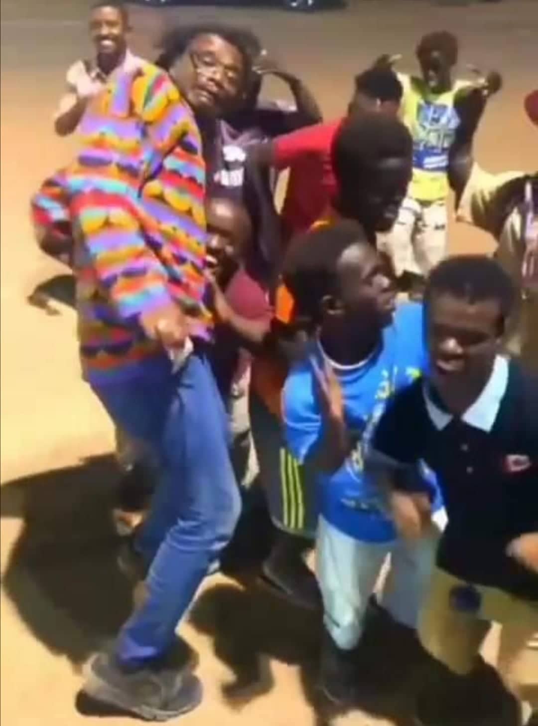 شاهد بالصورة والفيديو.. حسن تسريحة يقدم فاصل من الرقص على إيقاع "الزنق" مع فريق قصار القامة بقيادة "حتة" 10 حسن تسريحة وقصار القامة