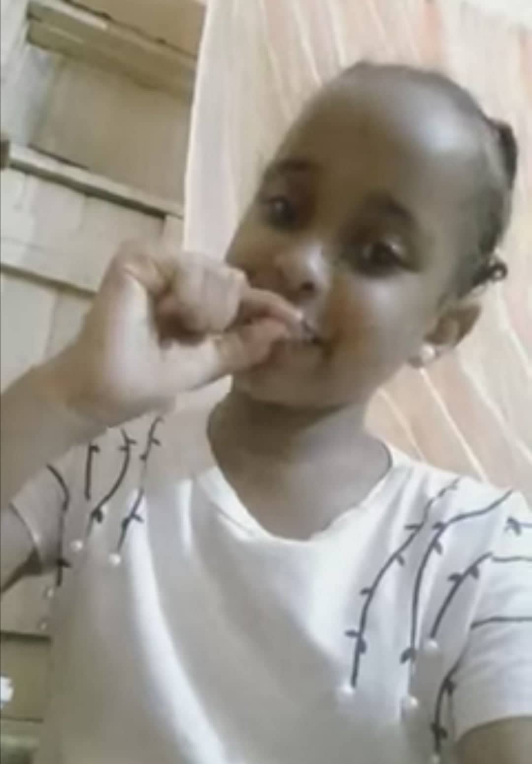 شاهد بالصورة والفيديو.. طفلة سودانية تعلم الفتيات والنساء الطريقة الصحيحة للزغاريد وتحظي بإعجاب الكثيرين ومتابعون (يا ناس وزارة التعليم افتحوا المدارس سريع) 10 زغاريد طفلة