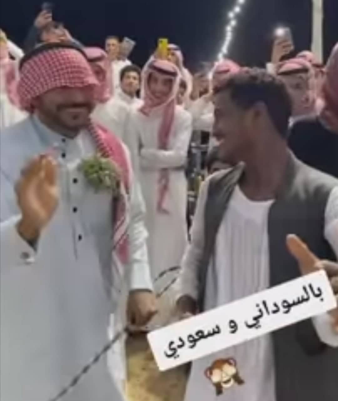 شاهد بالصورة والفيديو.. على أنغام أغاني الربابة السودانية.. سوداني وسعودي يتبادلان الرقصات خلال حفل حاشد بالمملكة العربية السعودية 10 سوداني وسعودي