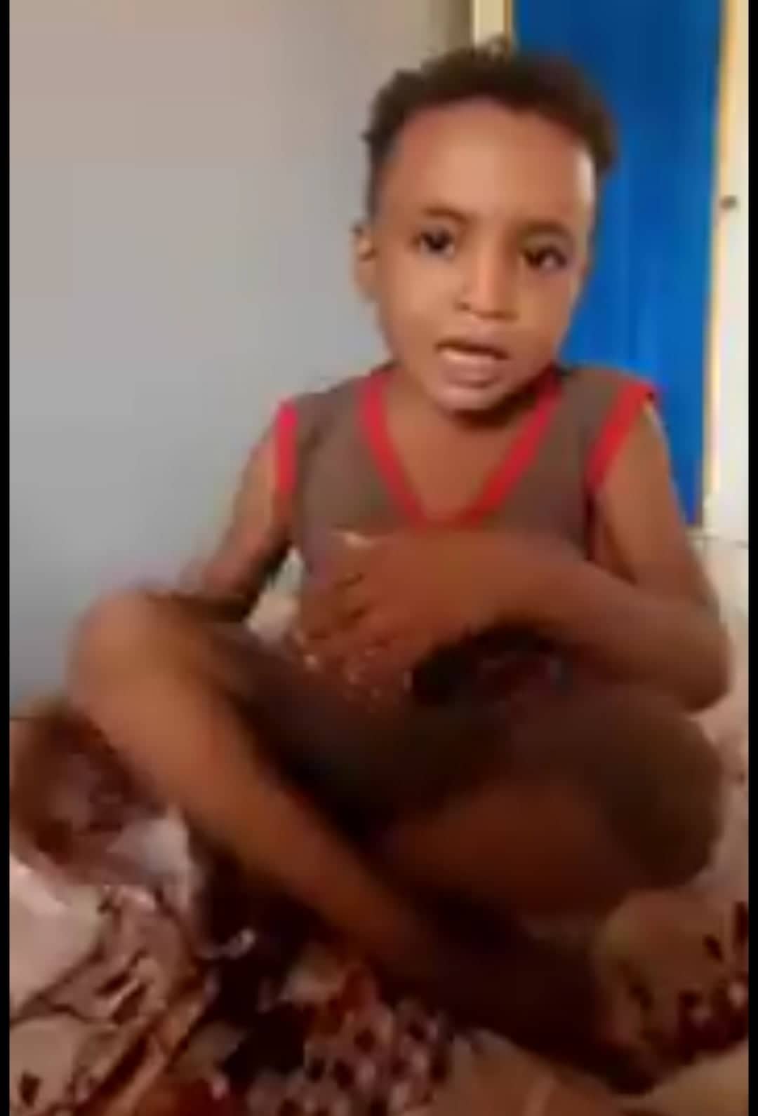 شاهد بالصورة والفيديو.. طفل سوداني صغير يشعل مواقع التواصل برسالة نارية للإدارة العامة للكهرباء عندكم واحد من خيارين: (يا تجوا تصلحوا لينا الكهرباء دي يا تجوا تلموا سلوكم ديل) 10 طفل للكهرباء