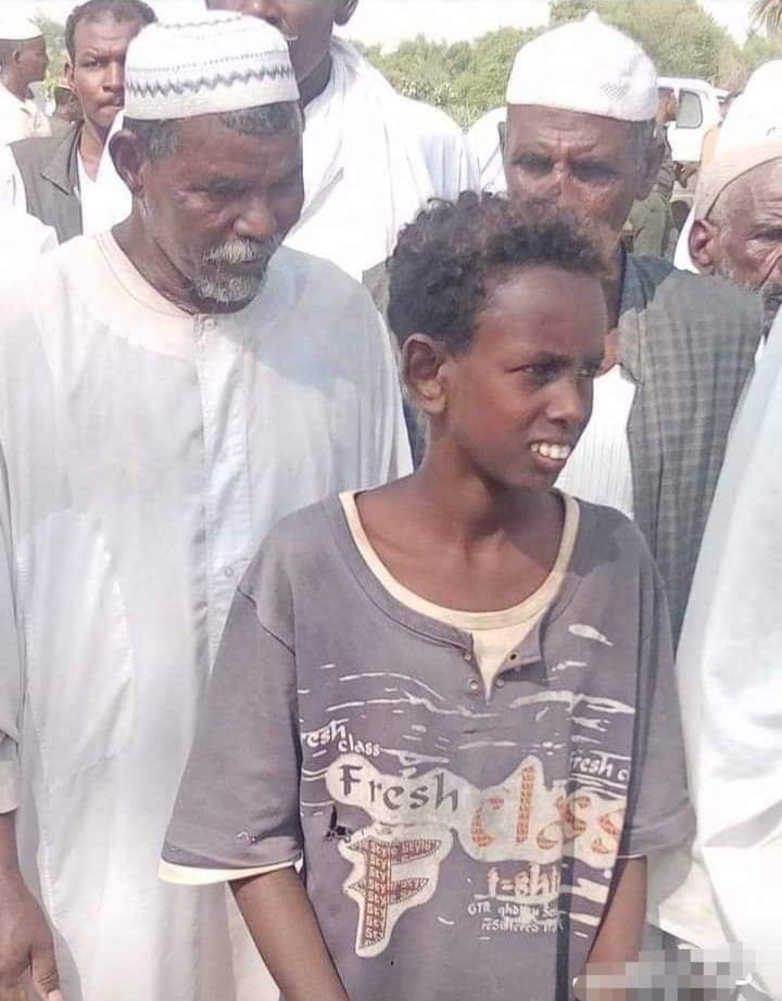 شاهد بالصورة.. بفدائية كبيرة.. طفل سوداني ينقذ والدته من الغرق بالنيل 11 طفل ينقذ امه