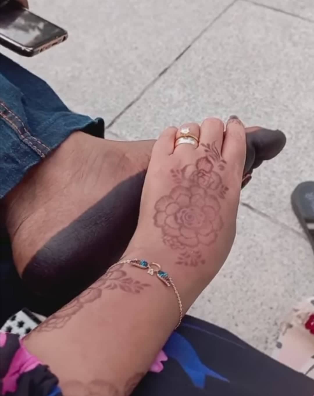 عروس تداعب قدم زوجها