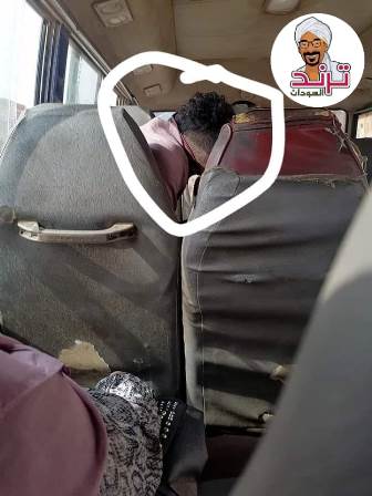 شاهد بالصورة.. شاب وفتاة يتخذان وضعية رومانسية داخل حافلة مواصلات عامة بالعاصمة الخرطوم دون حياء أو خجل من ركاب الحافلة 11 غلط