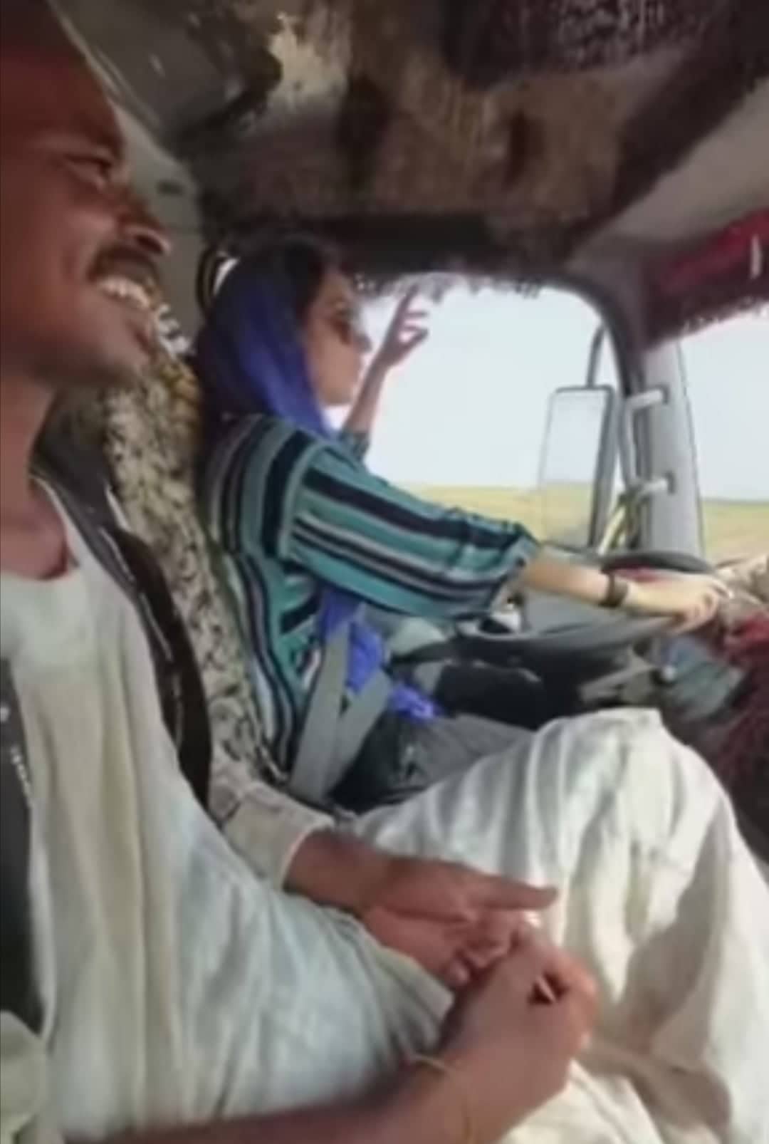 فتاة تقود شاحنة