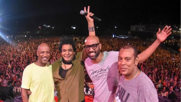 شاهد بالفيديو.. الآلاف من الجماهير المصرية يرقصون ويتفاعلون مع أغنية الفنان السوداني النور الجيلاني (جوبا) بعد أن قدمتها فرقة نوبية خلال مهرجان كبير 10 فرقة بلاك تيما