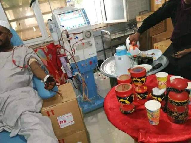 بالصور .. مريض كُلى سوداني يواصل مراسم حِنّة زواجه على مكنة الغسيل يشعل المنصات بالدعاء 12 مريض كلي