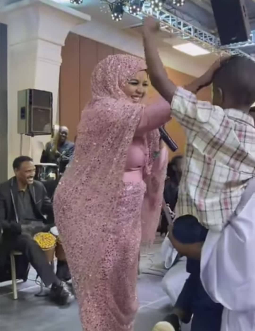 شاهد بالصورة والفيديو.. الفنانة ندى القلعة تعبر عن إعجابها بطفل صغير قدم فاصل من الرقص على طريقة (الصقرية) والفنانة تتفاعل معه وتقبل رأسه 10 ندى وطفل