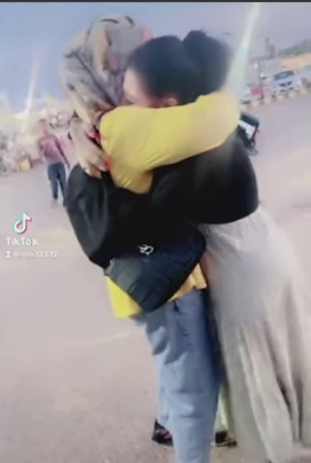 شاهد بالصورة والفيديو.. رفضت ترك صديقتها تسافر واحتضنتها وقت طويل.. لحظات وداع مؤثرة بين فتاتين سودانيتين داخل مطار الخرطوم تثير تعاطف جمهور مواقع التواصل 10 وداع صديقتين