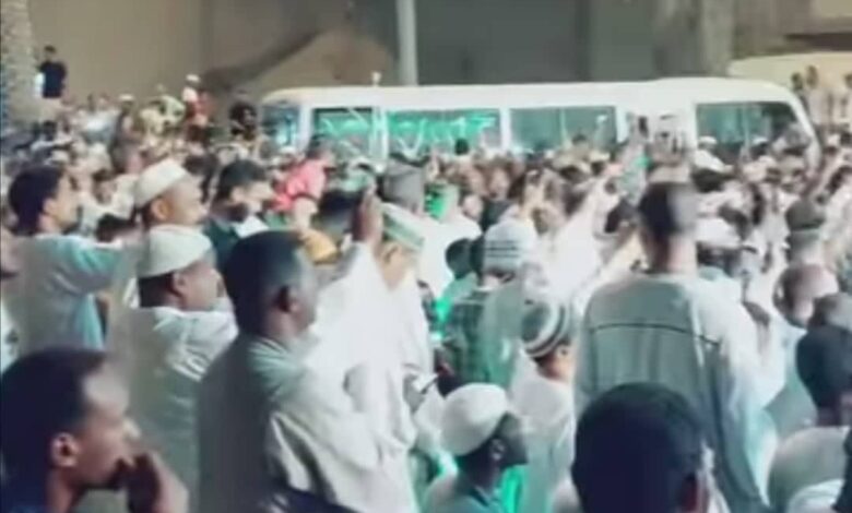 شاهد بالصورة والفيديو.. سودانيون يجتمعون بالآلاف في ساحة كبيرة بالعاصمة السعودية الرياض ويحتفلون بالعيد الوطني للملكة على أنغام أغاني "الربابة" السودانية 1 308256428 617047103243912 6013944287093582467 n