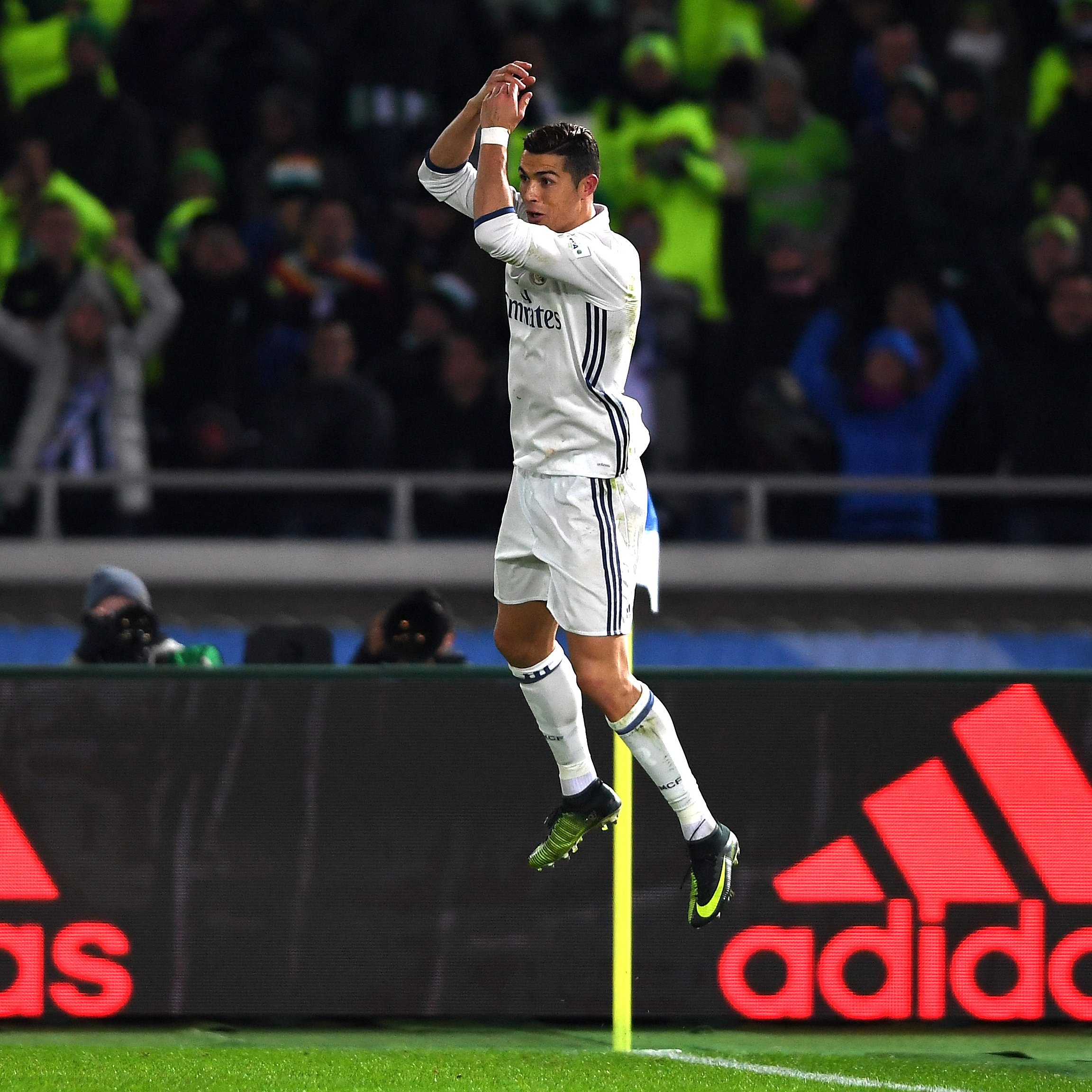 شاهد بالفيديو.. طالب سوداني يدخل في حالة فرح هستيري بعد نجاحه في امتحانات الشهادة..يبكي ويصرخ ويحتفل على طريقة رونالدو ومتابعون: (بعد الفرحة دي كلها ما تكون جايب 50) 10 772504 احتفال