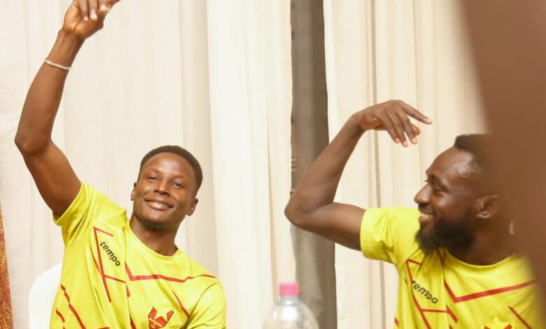 شاهد بالصورة والفيديو.. من معسكر الفريق في جيبوتي وعلى أنغام (مبروك عليك الليلة يا نعومة) لاعبو المريخ يغنون ويرقصون احتفالاً بعقد قران زميلهم 1 احتفال لاعبي المريخ