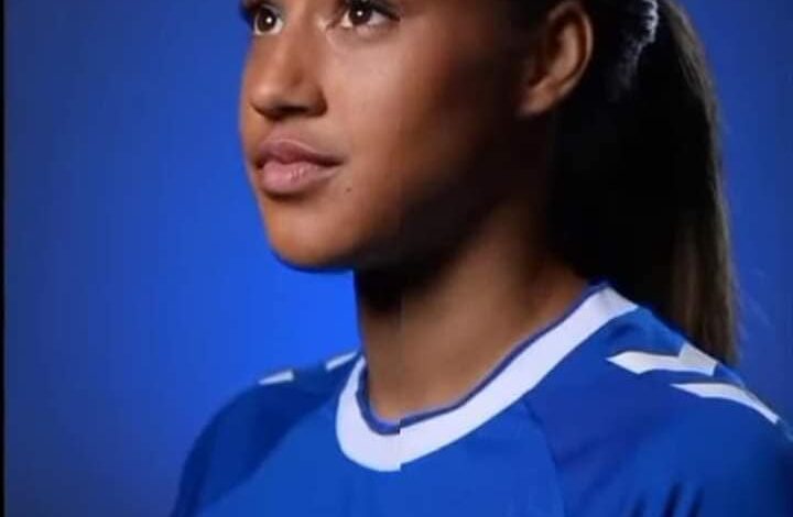 شاهد بالصور والفيديو.. لاعبة كرة قدم سودانية تحترف بالدوري الانجليزي في صفوف نادي ايفرتون..تحظى باهتمام وكالات الأنباء العالمية وتحقق انجاز فريد من نوعه 1 اللاعبة سوزان