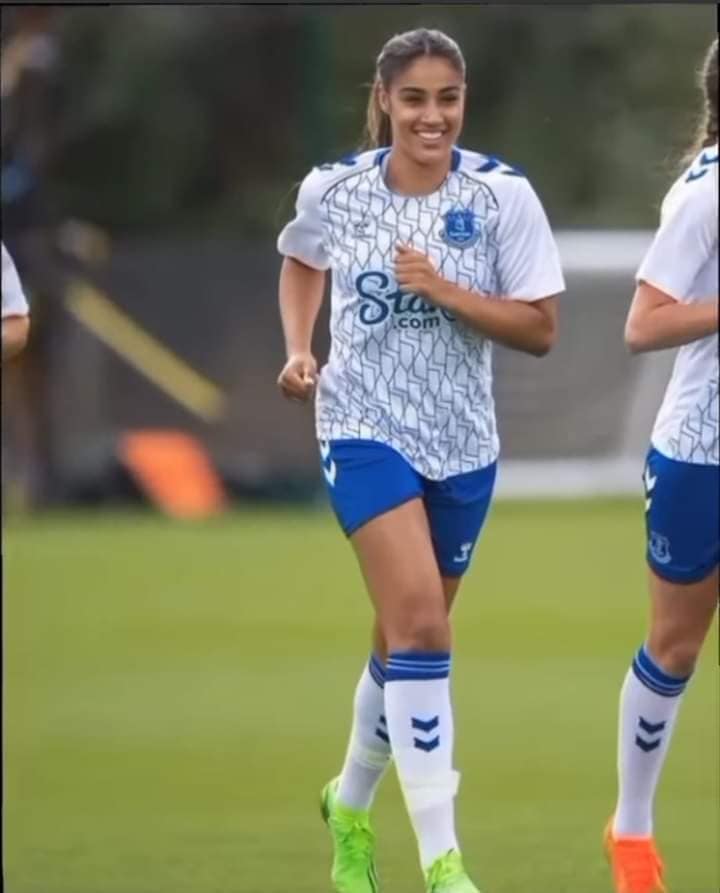شاهد بالصور والفيديو.. لاعبة كرة قدم سودانية تحترف بالدوري الانجليزي في صفوف نادي ايفرتون..تحظى باهتمام وكالات الأنباء العالمية وتحقق انجاز فريد من نوعه 3 اللاعبة سوزان2