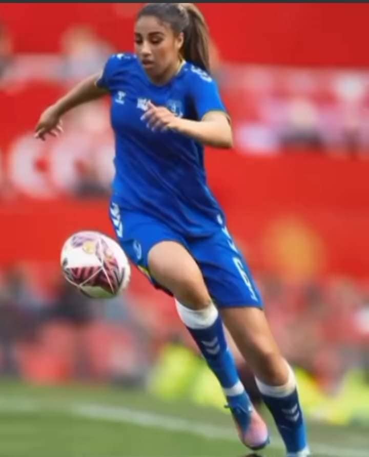 شاهد بالصور والفيديو.. لاعبة كرة قدم سودانية تحترف بالدوري الانجليزي في صفوف نادي ايفرتون..تحظى باهتمام وكالات الأنباء العالمية وتحقق انجاز فريد من نوعه 2 اللاعبة سوزان3