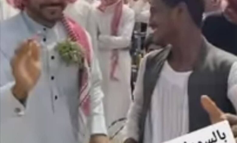 شاهد بالصورة والفيديو.. على أنغام أغاني الربابة السودانية.. سوداني وسعودي يتبادلان الرقصات خلال حفل حاشد بالمملكة العربية السعودية 1 سوداني وسعودي
