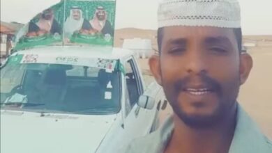 سوداني يحتفل بالعيد الوطني