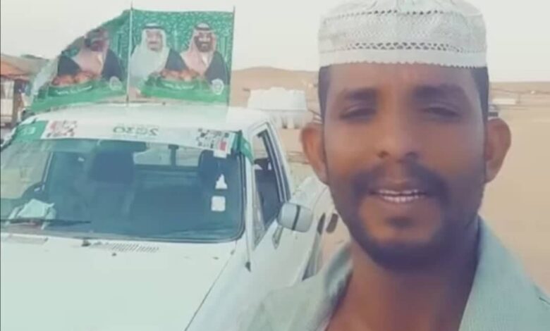 شاهد بالصورة والفيديو.. سوداني يوشح سيارته بعلم السعودية وصور ملوكها احتفالاً بالعيد الوطني للملكة ويصرح: (ما وجدناه من احترام من الشعب السعودي لم نجده في أي دولة أخرى) 1 سوداني يحتفل بالعيد الوطني