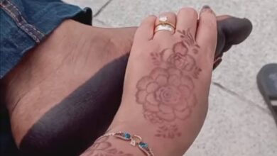 عروس تداعب قدم زوجها