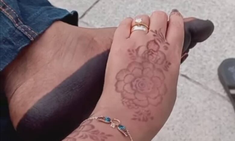 شاهد بالصورة والفيديو.. في مشهد وصف بالرومانسي.. عروس سودانية تداعب قدم زوجها وتصور المشهد بهاتفها ومتابعون (نحنا لينا الله) 1 عروس تداعب قدم زوجها