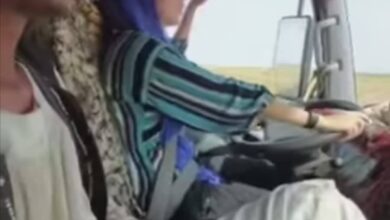 فتاة تقود شاحنة