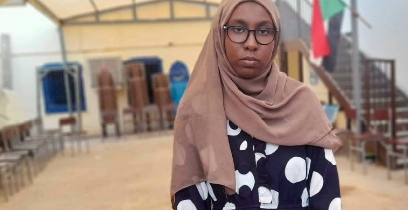 شاهد بالفيديو.. صديقتها اجتهدت وأتبتكرت طريقة لإضحاكها وفشلت..أولى الشهادة السودانية تثير استغراب رواد مواقع التواصل بجديتها الكبيرة وعدم اظهار ابتسامتها في أي لقطة 10 أولى الشهادة