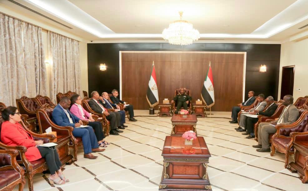 البرهان يلتقي الآلية الثلاثية