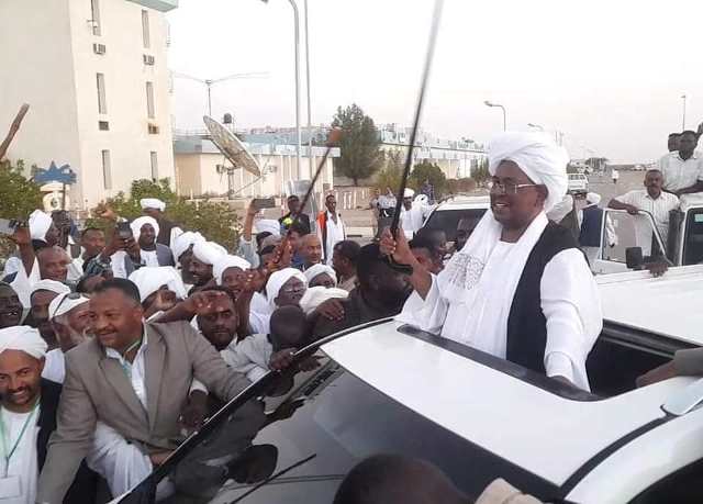 خرج هارباً بأمر الثورة .. وعاد بطلاً تحت حماية الانقلاب ..! ”الفراغ” يخلق من عودة “إيلا” حدثاً 10 ايلا