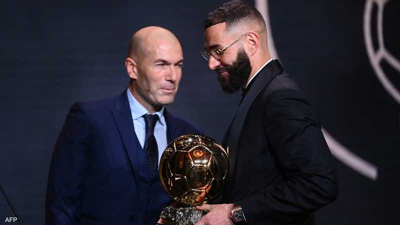 رسميا.. "الاستثنائي" بنزيمة يتوج بالكرة الذهبية 10 بنزيمة.