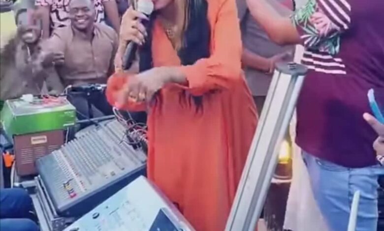 شاهد بالصورة والفيديو.. فنانة سودانية شهيرة تثير جدلاً غير مسبوق.. تطلق نفسها من زوجها خلال وصلة غنائية وتتراجع بعد لحظات: (مرجوعة في مسماها..رجعت نفسي براي) 1 278394973 503798158108247 903412479242404915 n