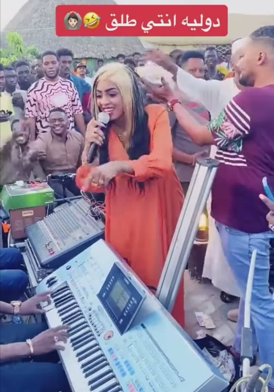 شاهد بالصورة والفيديو.. فنانة سودانية شهيرة تثير جدلاً غير مسبوق.. تطلق نفسها من زوجها خلال وصلة غنائية وتتراجع بعد لحظات: (مرجوعة في مسماها..رجعت نفسي براي) 10 278394973 503798158108247 903412479242404915 n