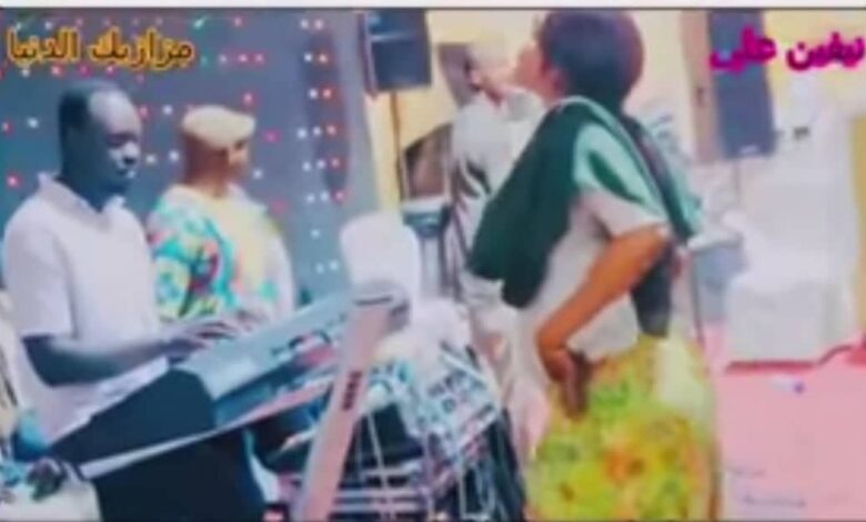 شاهد بالفيديو والصورة.. فنانة سودانية تقدم فاصل من الرقص الفاضح بهز جسمها ومؤخرتها وسط صيحات الجمهور الكبير الحاضر للحفل 1 308661608 767618830992159 1194234065741178252 n