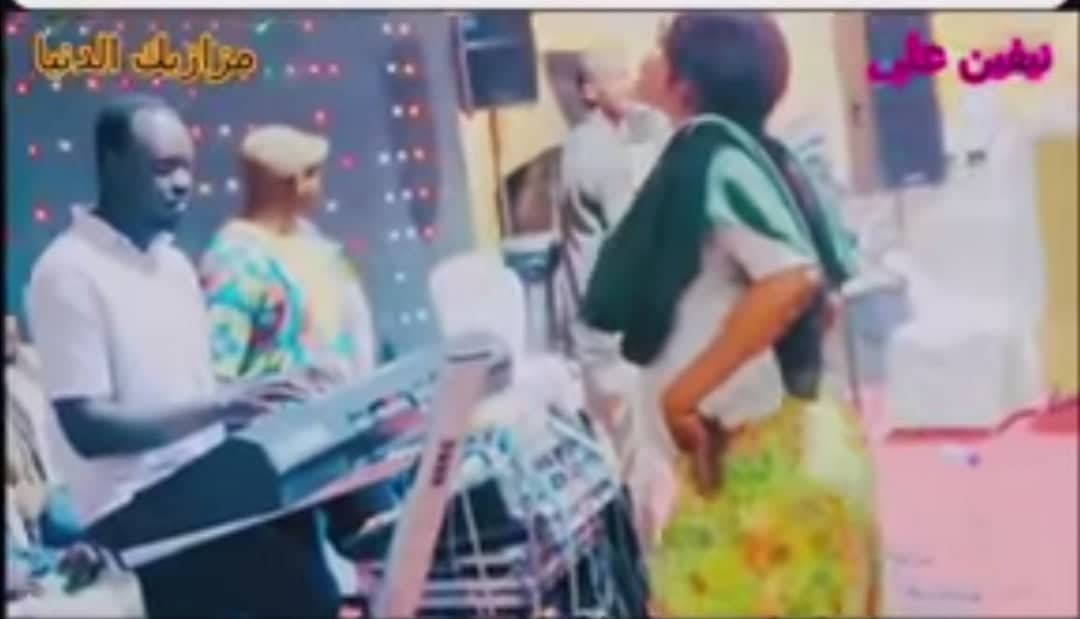 شاهد بالفيديو والصورة.. فنانة سودانية تقدم فاصل من الرقص الفاضح بهز جسمها ومؤخرتها وسط صيحات الجمهور الكبير الحاضر للحفل 10 308661608 767618830992159 1194234065741178252 n