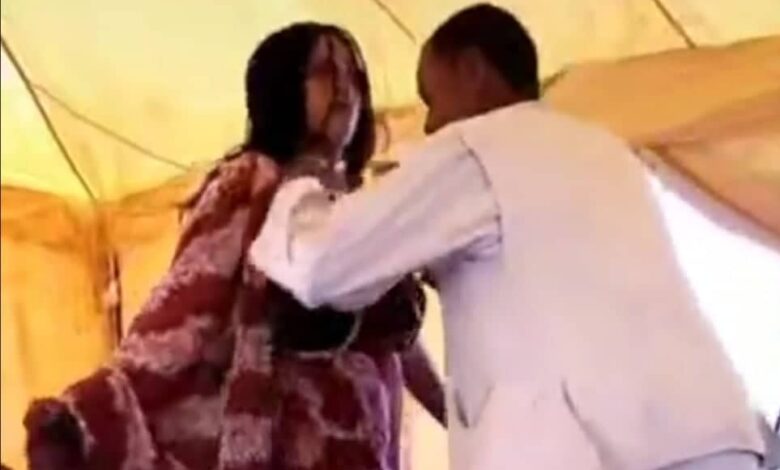 شاهد بالصورة والفيديو.. في السودان.. رجلان يتبادلان "الشبال" والأحضان مع راقصة استعراضية وأحدهم يضع لها المال داخل صدرها 1 310548121 653292903137655 1609373650642281911 n