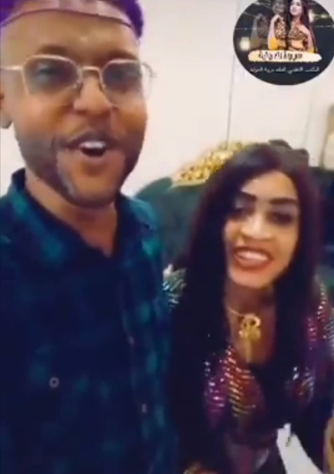 شاهد بالصورة والفيديو.. بعد عودته من الاعتزال الفنان سجاد بحري يغني رائعة الهرم عثمان حسين وهو ممسكاً بالفنانة مروة الدولية ويثير غضب جمهور الفنان الراحل 10 310577301 646028723898381 1885917722289511158 n