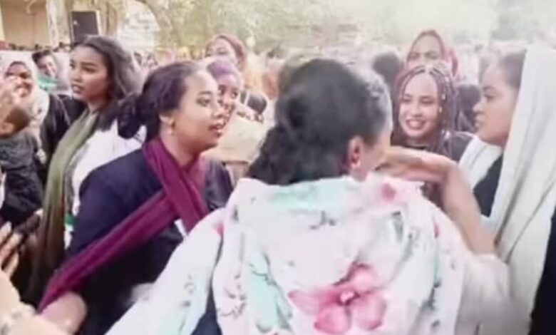 شاهد بالصورة والفيديو.. طالبات حسناوات بإحدى الجامعات الشهيرة والعريقة بالسودان يقدمن فاصل من الرقص على أنغام (يا بلولة النار ولعت) 1 310605852 3130457873910964 1071052546397425238 n