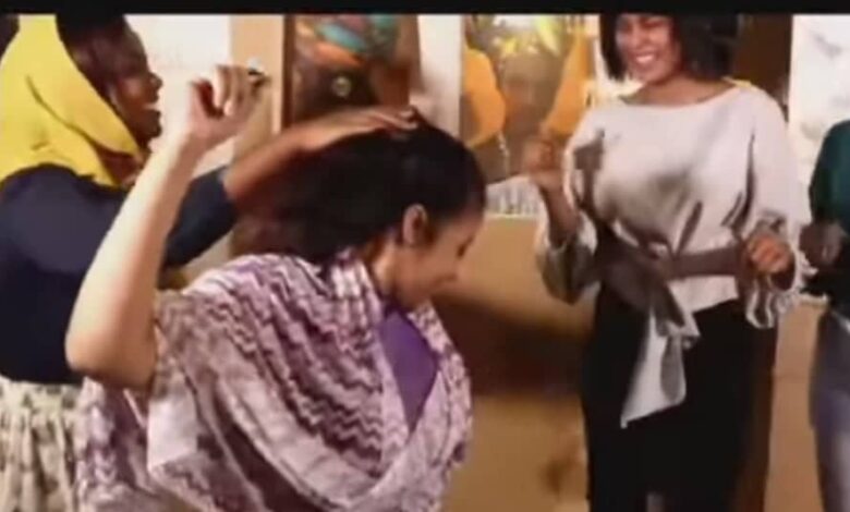 شاهد بالصورة والفيديو.. بملابس فاضحة فتيات سودانيات يقدمن فاصل من الرقص المثير مع مطرب شاب في فيديو كليب جديد (أنا ما دايرأتزوج) 1 310708481 6358136630869884 3944779463574818415 n