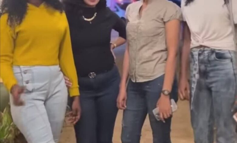 شاهد بالصورة والفيديو.. ظهرن بأزياء مثيرة للجدل.. فتيات سودانيات يطالبن جكسا بإعادة "الفانيلة" لحسن تسريحة 1 312020848 1160704567860613 134369344318994259 n